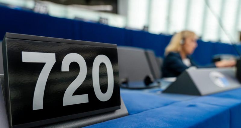 Anzeige der Ziffer 720 auf einem Tisch im Plenarsaal | © Europäisches Parlament