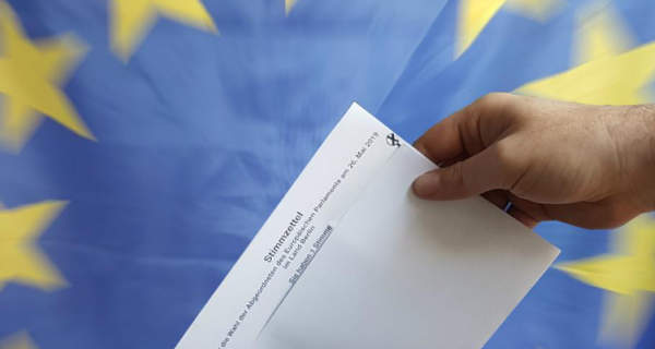 Stimmzettel für die Europawahl vor dem Hintergrund der EU-Flagge| Wikimedia | CC BY-SA 4.0