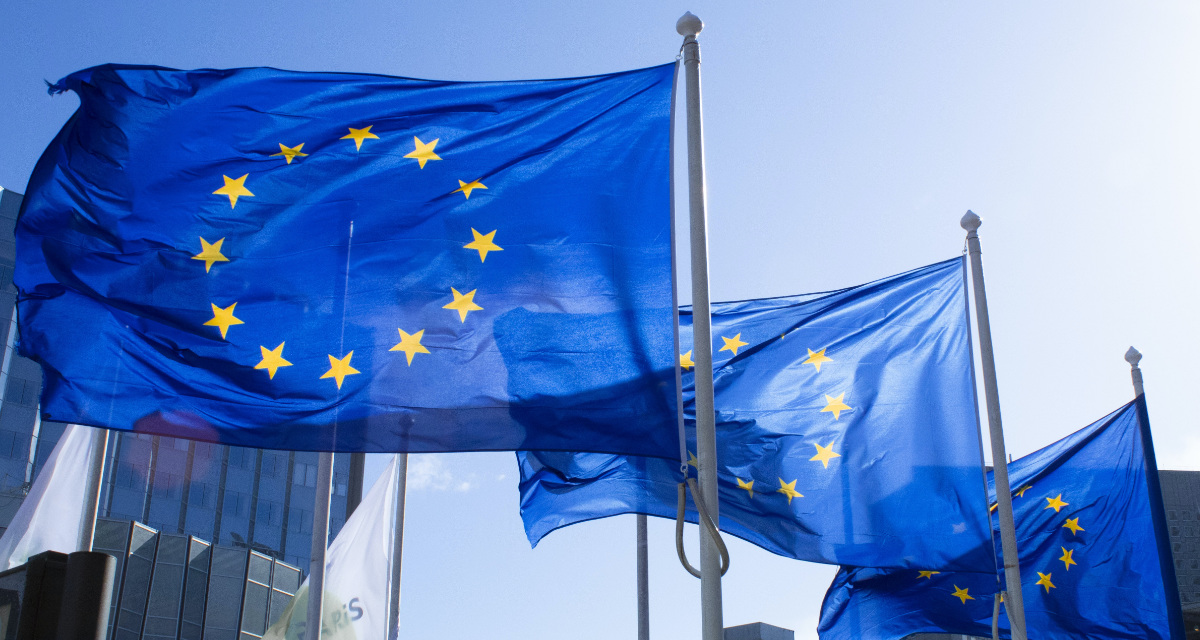 Wehende Europaflaggen. Foto: unsplash/ALEXANDRE LALLEMAND